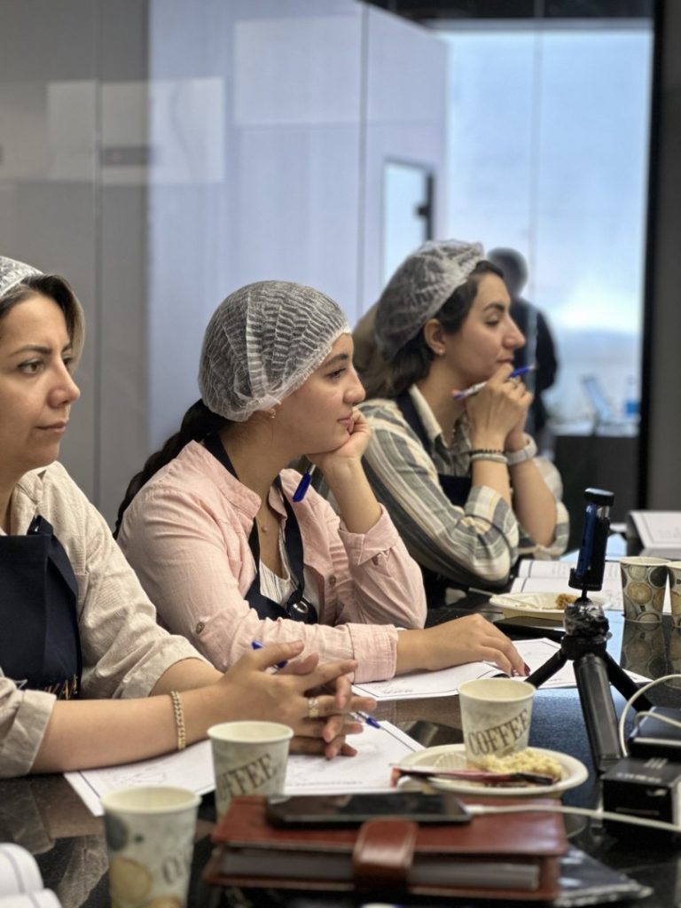 آموزش کار با تجهیزات صنعتی و میکسر در دوره شیرینیپزی حرفهای