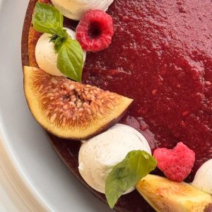 دوره تارت رزبری و انجیر