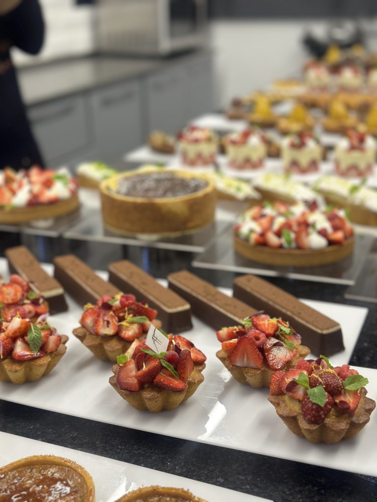 آموزش مفاهیم پایه و علمی شیرینیپزی حرفهای برای ورود به بازار کار